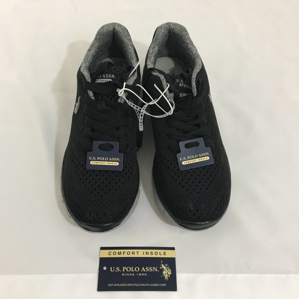 Tennis shoes